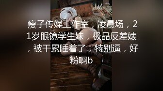 《极品CP魔手外购》商场女厕近景镜头先拍脸再拍逼，各种年轻美女小姐姐小少妇方便，大屁股潮妹透明内裤简直太骚了 (5)