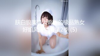 DJ摇滚舞女转型良家，偶尔在房间也会随着音乐嗨起来，舞得很有感觉！