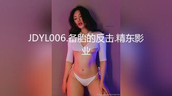 熟女姐姐的诱惑，全程露脸开档黑丝镜头前诱惑狼友，揉奶玩逼听指挥伸着舌头要舔鸡巴，道具抽插骚逼淫水多多