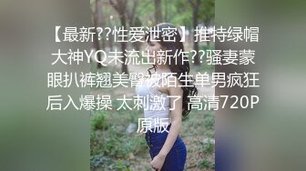 新来的少妇镜头前直播挣钱，与大哥激情啪啪，居家式的女人很有味道，把鸡巴舔硬后直接坐上来，被大哥后入爆草