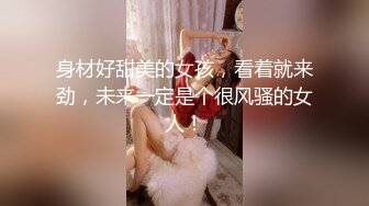 美女一脸饥渴的跪舔有钱富二代