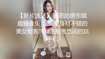 好骚的小娘们儿 辰辰 嘴唇轻嗔不已 好似要滴出水来上中下三路合攻下 艷光四射