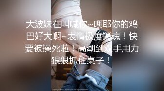 【私立学校的女教师】真实老师学校图书馆露出，书架旁揉奶甚至伸手进逼里自慰，还和同事聊天，骚死啦！ (1)