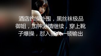 顶级短发意大利美女在威尼斯河畔小船上自娱自乐