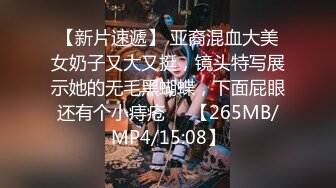 肉肉身材白色T恤妹子 张开双腿摸逼搞得妹子很痒 蹲着特写口交抬腿后入 扶着手骑乘猛操