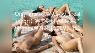 77qiqi 长相清纯甜美身姿苗条动人的美女 浅色内衣搭配性感诱人原色丝袜