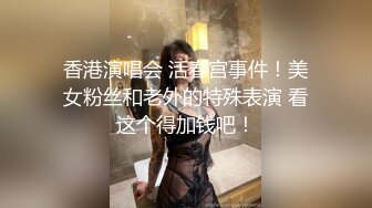 轻熟女姐妹花露脸展示，睡衣诱惑伸着舌头要舔狼友的鸡巴，揉奶玩逼轮流刺激狼友，掰开骚穴特写自慰呻吟真骚