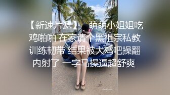  丝袜露脸小骚骚让纹身大哥调教，全程露脸深喉大鸡巴，让小哥玩奶子抠逼给狼友看