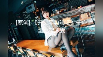 【新片速遞】2022.1.18，【探花小老弟】，小伙大战熟女人妻，急不可耐衣服都不来不及脱完，扑倒在床上开始插入，骚妇也是饥渴