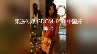 3P前后夹击，边舔屌边被后入，这妹妹有点骚呀