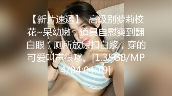 欧美妞超级卖力给大屌男友露脸口交深喉然后自己在椅子上自慰白虎穴