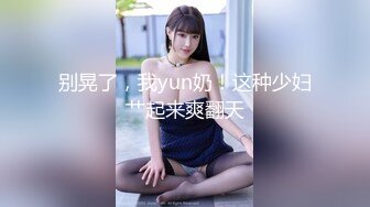 しゃがんだ女性のズボンから无防备にハミ出すエッチなTバック！思わずガン见していたら勃起してしまうボク。もちろんバレて怒られるかと思いきや…